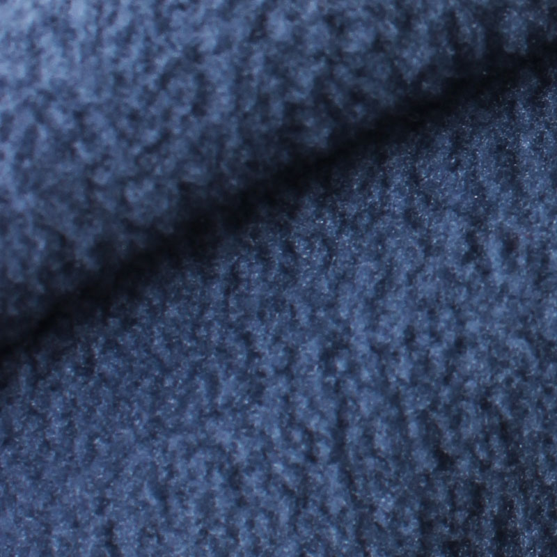 La toison d&eacute;contract&eacute;e des sports masculins en t&ecirc;te de shirts &agrave; manches longues &agrave; moiti&eacute; zip