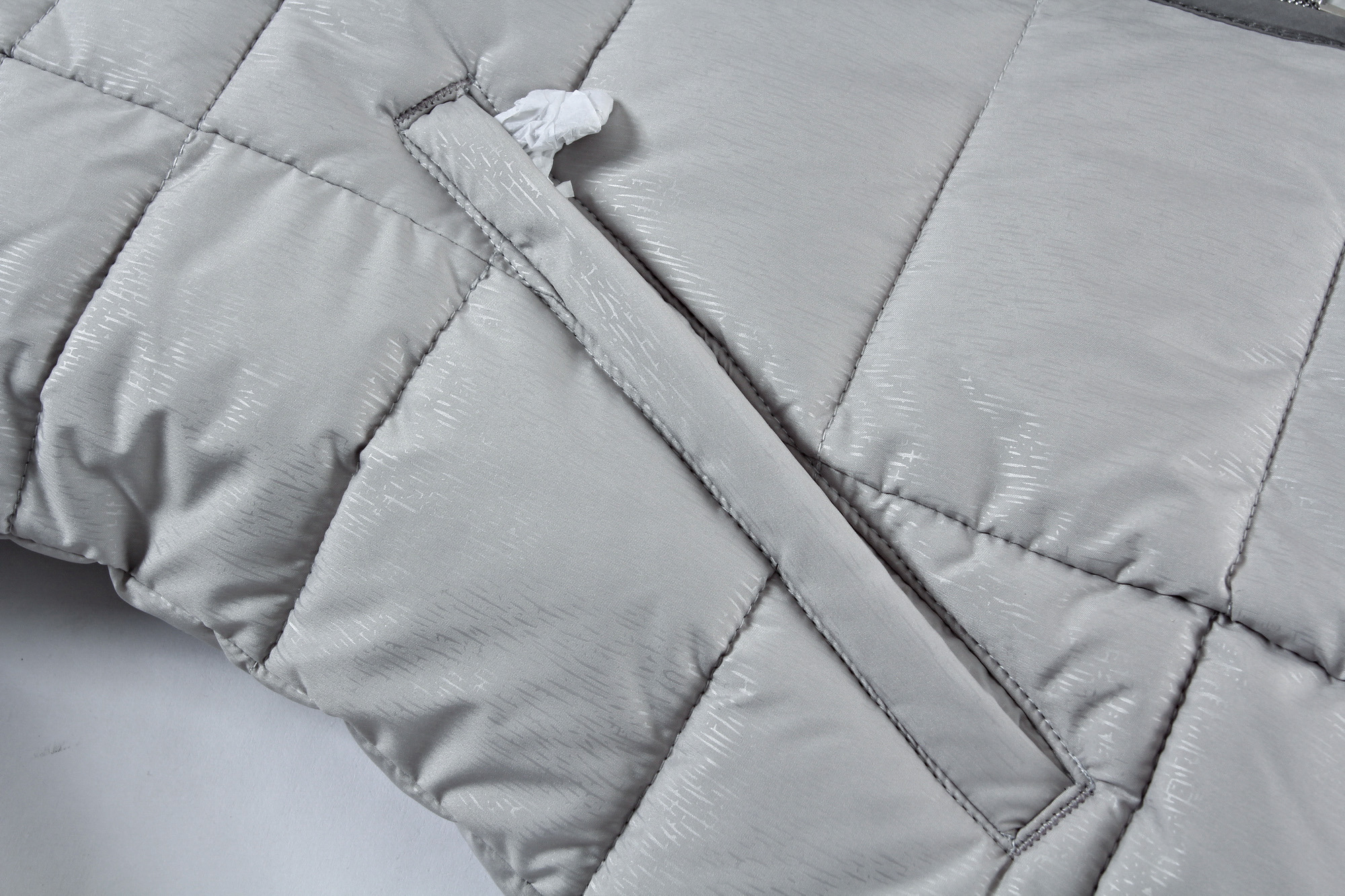 Poches zipp&eacute;es invisibles